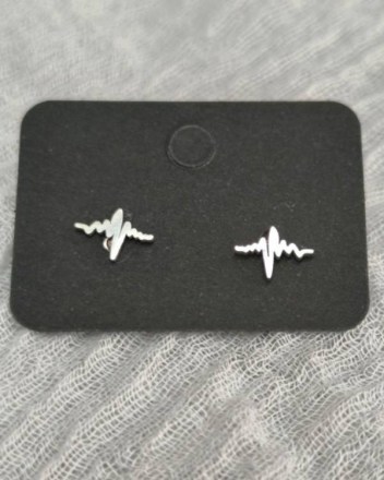 36  σκουλαρικια καρδιογραφημα (1)